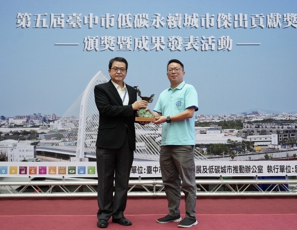 秘書長黃崇典頒獎給獲獎人林岳毅。 台中市政府/提供