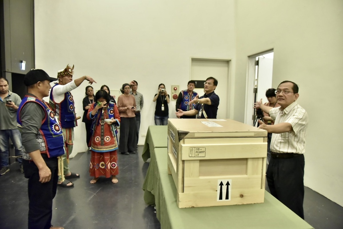 遺骨凌晨抵達國立台灣史前文化博物館南科考古館。 圖： 原住民族委員會提供