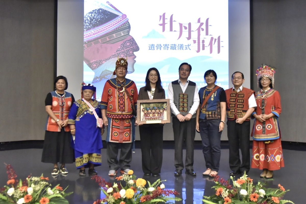 原民會及牡丹鄉公所致贈安置寄藏紀念信物予台灣史前文化博物館南科考古館。 圖： 原住民族委員會提供