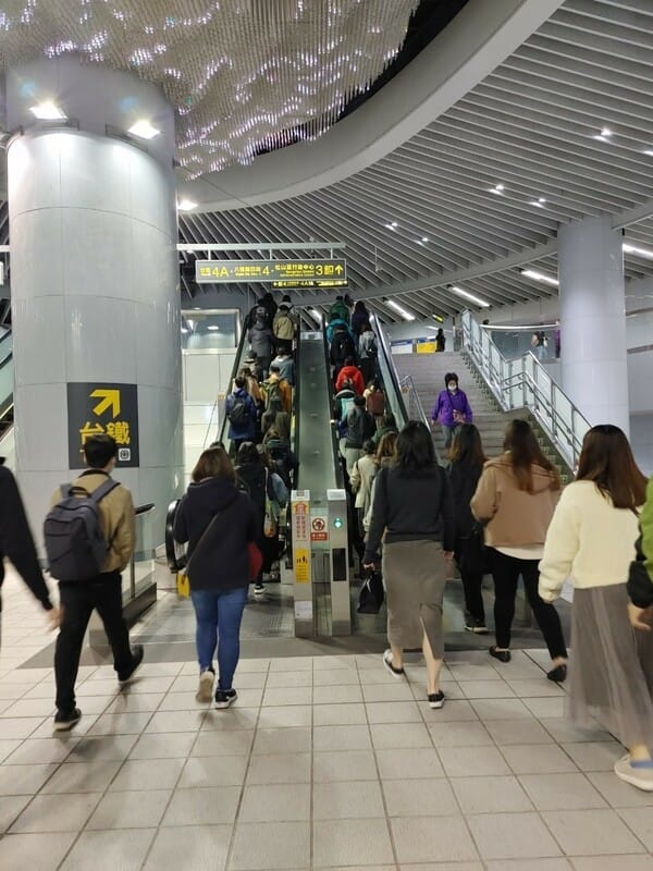 去年北捷手扶梯行走或奔跑導致受傷案件數共65件，其中行走61件、奔跑4件，創下近5年新高。 圖：林冠妤／攝