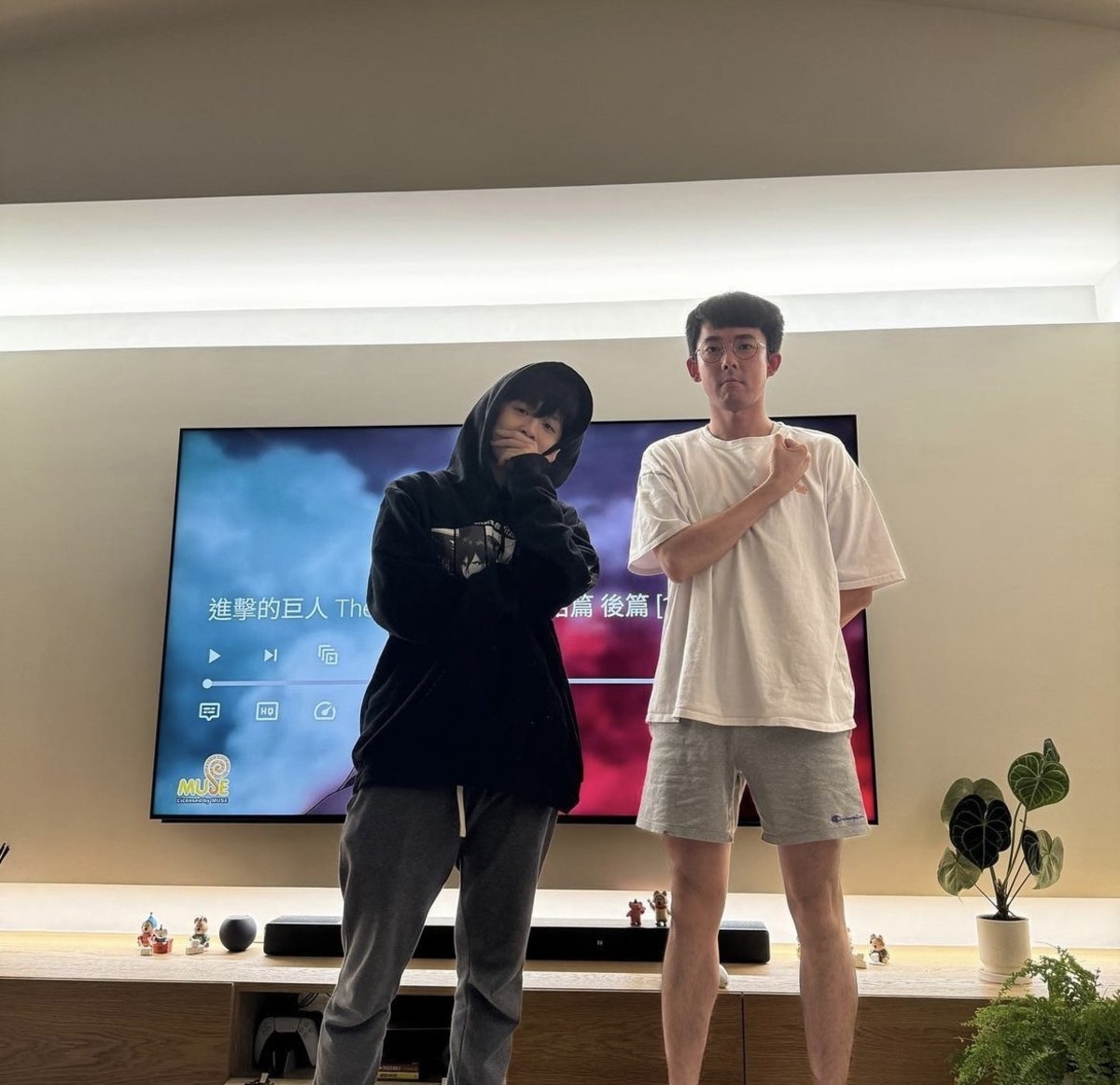 《進擊的巨人》完結篇播出後，阿滴跟HOOK一起收看完結篇。 圖：翻攝自HOOK IG