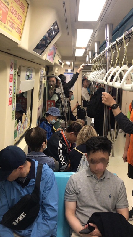 近日有民眾爆料，有乘客在捷運上抽電子菸，台北捷運追查影片中旅客了解當日過程。 圖：翻攝自記者爆料網臉書