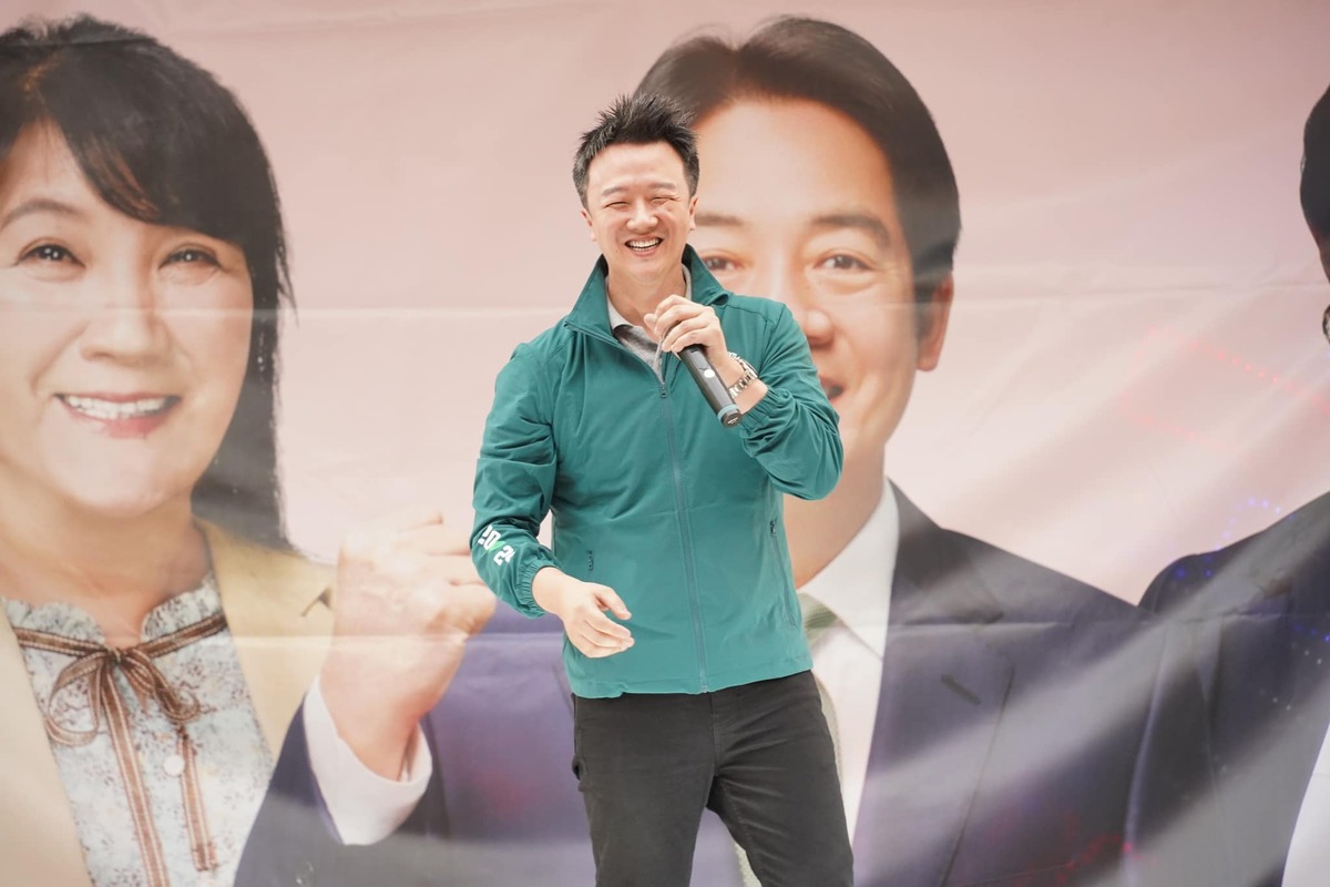 黃國昌指控英系把持台鹽綠能，李正皓嘲諷，黃國昌的Ｄ槽真的很空 ，這種沒證據、充滿臆測的東西也拿出來講，「看起來黃國昌真的為了民眾黨的不分區拼了」。 圖：取自李正皓臉書（資料照）