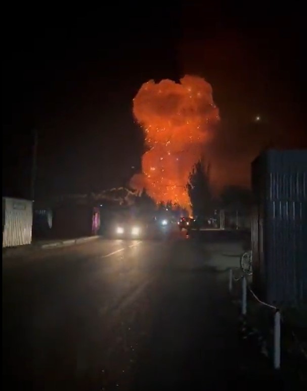 謝多韋村的大型俄羅斯彈藥庫和停有直升機的軍事基地，都被爆炸所毀壞。 圖：翻攝自 Glasnost Gone X（前推特）帳號