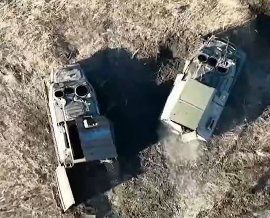 俄羅斯對馬林卡（Mariinka）發動攻勢，但被烏克蘭第 79 空降旅阻止。圖為被毀壞和遺棄的俄軍裝甲輸送車。 圖：翻攝自 Cloooud X（前推特）帳號