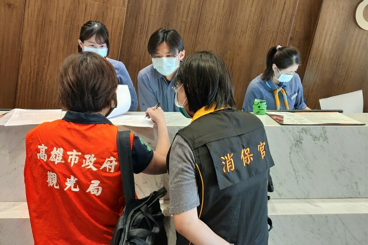 高市府觀光局近期會同消保官主動進行旅館房價稽查。 圖：高雄市觀光局/提供