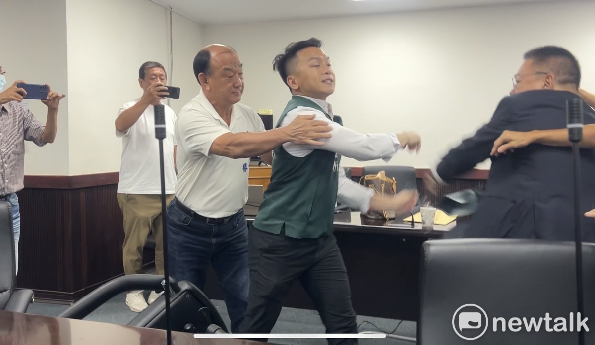 台南市議會國民黨團舉行記者會，指控立委林宜瑾涉嫌賄選，林宜瑾子弟兵民進黨議員朱正軒突然進場自拍，雙方爆發衝突。 圖：國民黨團提供