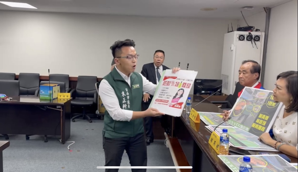 台南市議會國民黨團舉行記者會，指控立委林宜瑾涉嫌賄選，林宜瑾子弟兵民進黨議員朱正軒突然進場自拍，雙方爆發衝突。 圖：國民黨團提供
