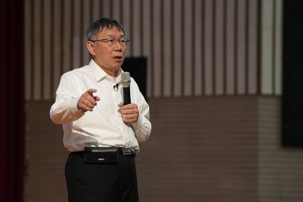 柯文哲6日晚間出席高雄大學「政治交匯點」講座演講，並接受現場學生問答。 圖：民眾黨提供