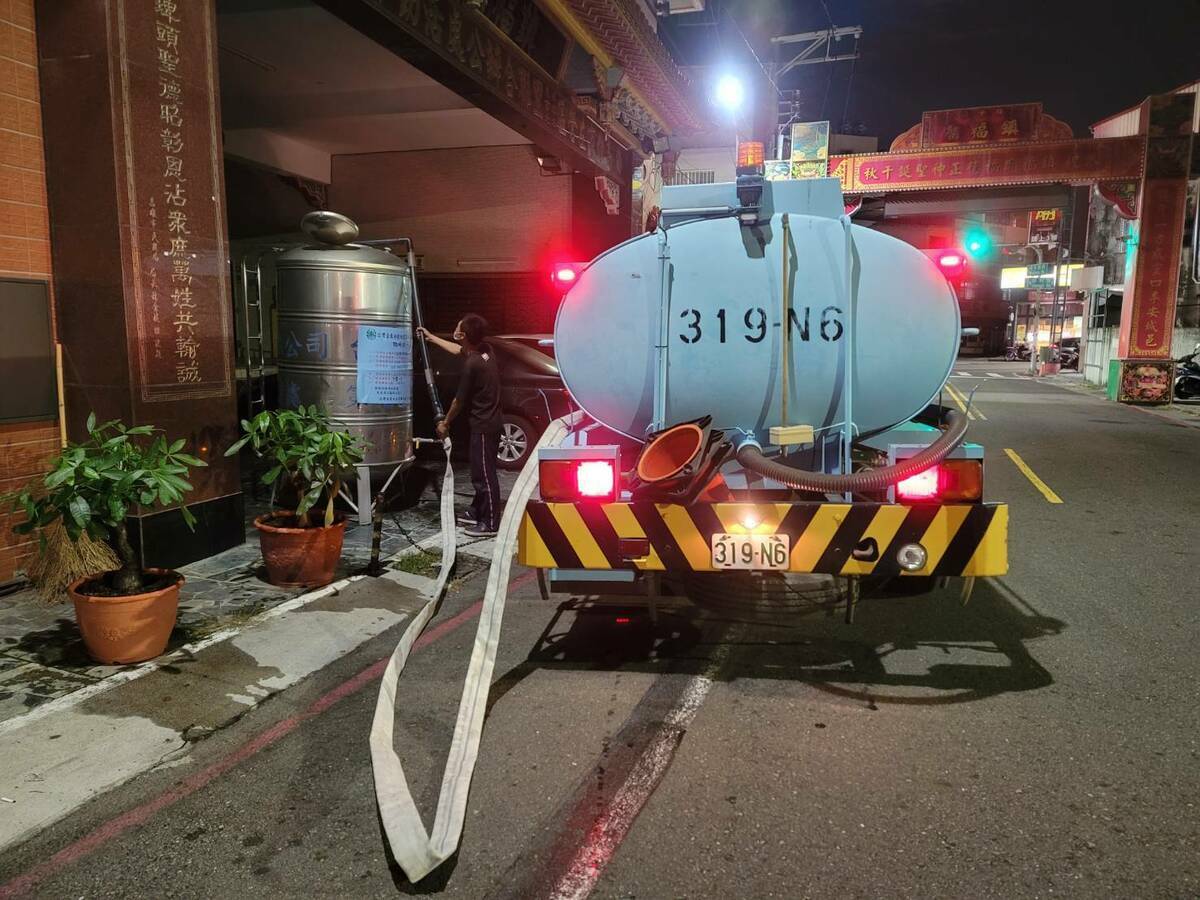 近期就有人收到詐騙集團假冒台灣自來水公司名義發送催繳水費的簡訊，要求點擊簡訊內連結網站，填寫信用卡資料繳費，進行個資詐騙。(台水水車示意圖) 圖：取自台灣自來水公司