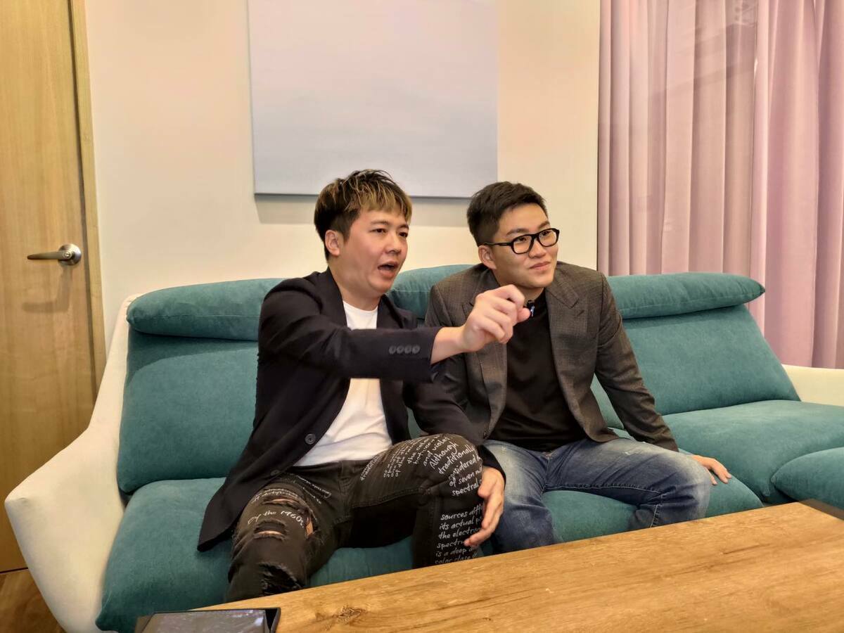 SoBaDRush（左）在Joeman涉毒遭逮前一天才跟他合體拍攝《星海爭霸2》的影片。 圖：翻攝自SoBaDRush FB
