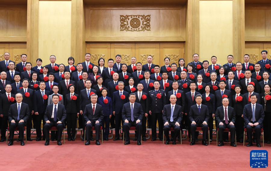 昨（6）日，中國國家領導人習近平、蔡奇、李希等在北京人民大會堂會見全國「楓橋式工作法」入選單位代表。 圖：翻攝自新華社