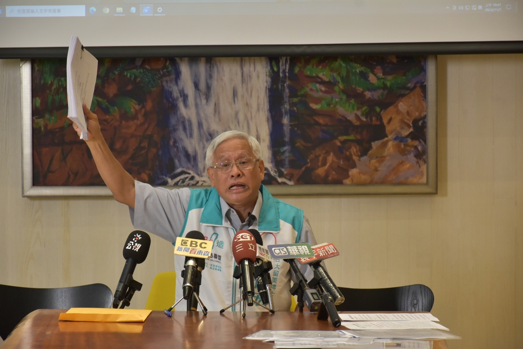 郭倍宏高舉新北地檢署起訴書控訴背後黑手。 圖：孫家銘攝