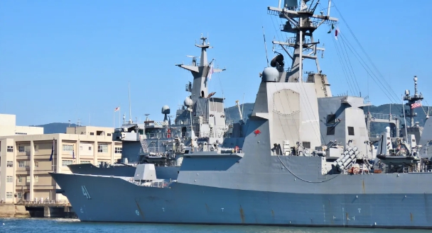 艾班尼斯訪問中國之前，澳洲皇家海軍的 DDG41 布里斯班號飛彈驅逐艦已經進入了南海，並且和紐西蘭、日本、美國與加拿大的軍艦舉行了大規模的聯合軍演 圖 : 翻攝自騰訊網