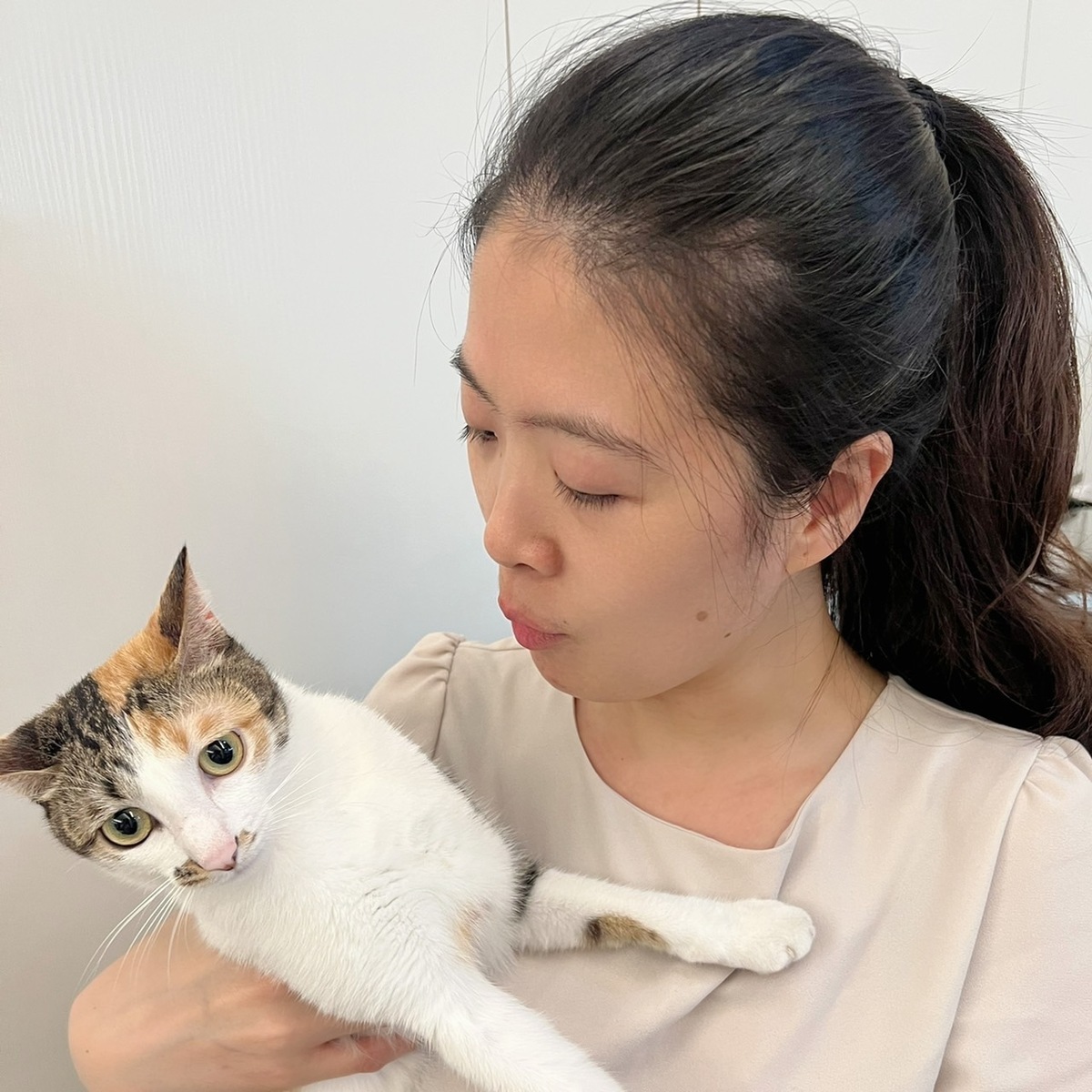研究指出，各種過敏原比例均呈現男高於女，唯有「貓、狗皮屑」類，女性顯著高於男性。 亞大醫院/提供