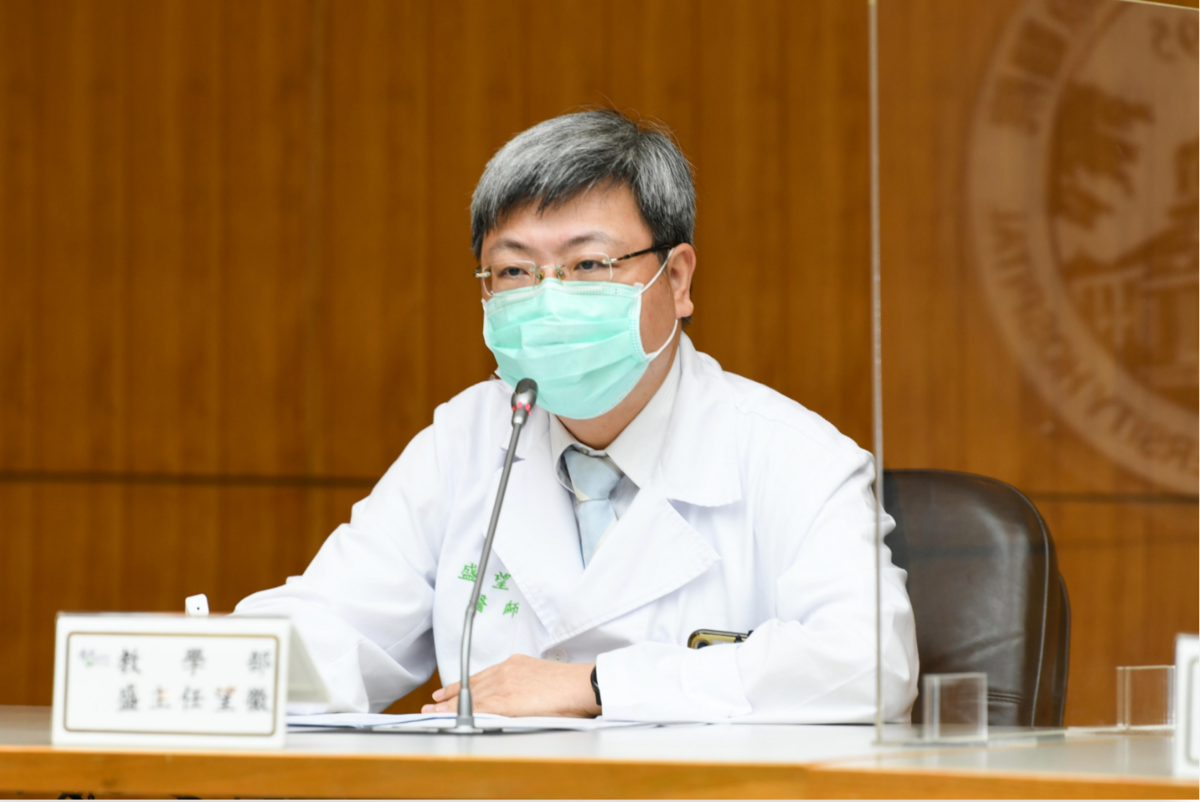 台大醫院內科部盛望徽主任分享一研究數據表示，過去接種的新冠肺炎疫苗對於Omicron病毒株(XBB)雖有交叉保護力，但中和抗體效價已經明顯不足。 圖：台大醫院 / 提供