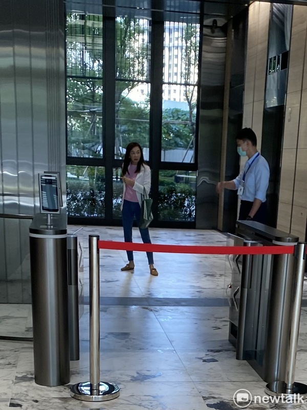 雅虎大中華區前董事總經理鄒開蓮被直擊現身民眾黨總統參選人柯文哲競選總部。 圖：周煊惠 / 攝（資料照）