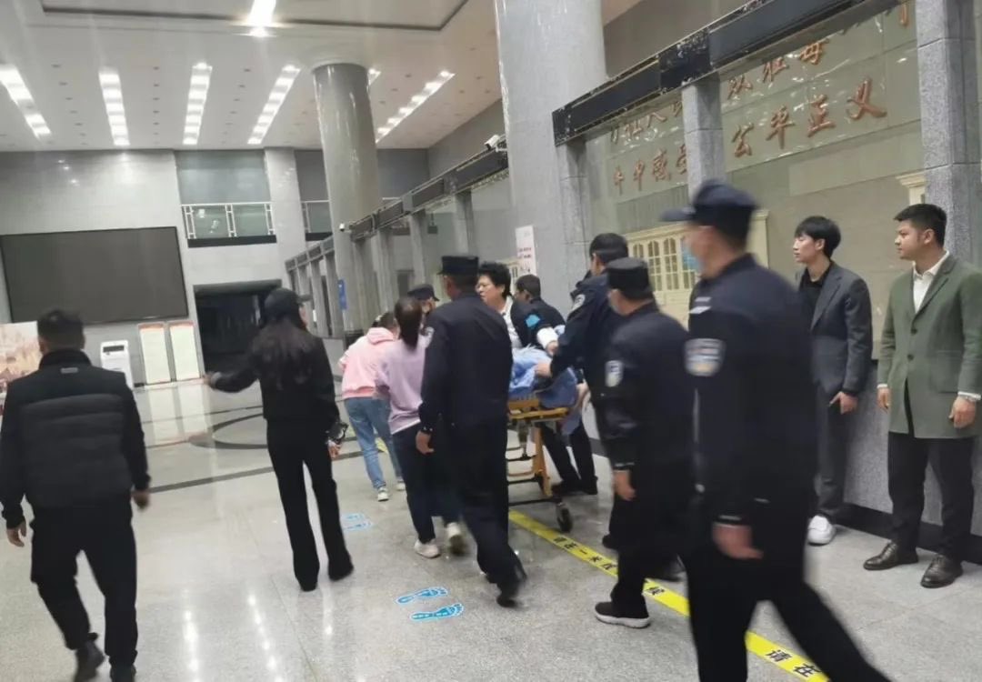 律師遲夙生因手機被盜與法官產生爭執，被法警帶到小黑屋後竟然突發性心臟病發作，目前仍處於失聯搶救狀態。 圖 : 翻攝自X帳號「@LUOXIANGZY」