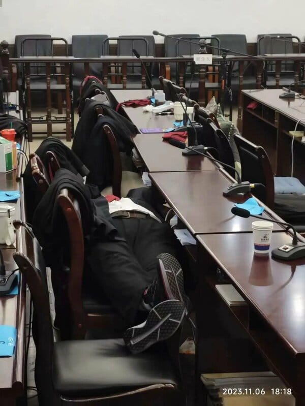 律師遲夙生因手機被盜與法官產生爭執，被法警帶到小黑屋後竟然突發性心臟病發作，目前仍處於失聯搶救狀態。 圖 : 翻攝自X帳號「@LUOXIANGZY」