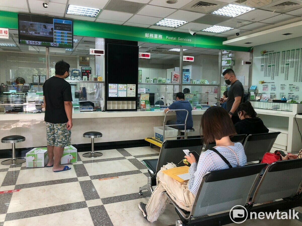 銀行早已調整為週休二日，不過全台有275處郵局周六營業，高達8成郵局員工要求周六停止窗口上班營業，目前中華郵政遲遲未調整，台灣郵政產業工會5月1日將上街提5大訴求。(郵局示意圖) 圖：林冠妤／攝（資料照）