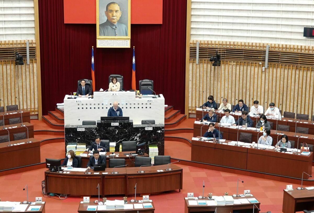 高市府在議會進行進口雞蛋稽查專案報告，議員砲聲隆隆。 圖：高雄市議會/提供