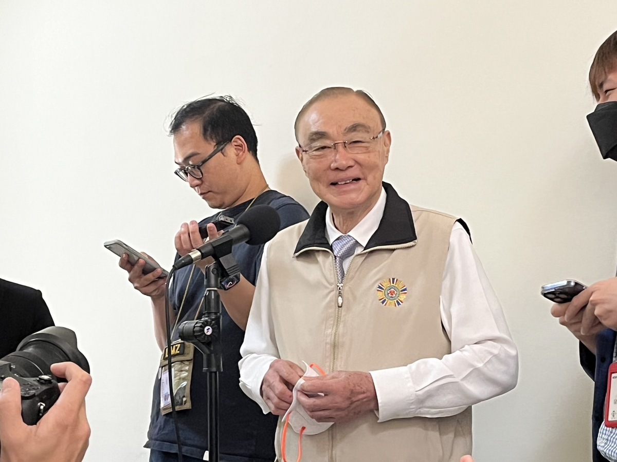 退輔會主委馮世寬今(8)受訪對義務役不用上戰場一事不好多加批評。 圖：金大鈞/攝