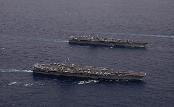 雷根號航母打擊群（Ronald Reagan Carrier Strike Group）、卡爾‧文森號航母打擊群（Carl Vinson Carrier Strike Group）、和日本海上自衛隊（JMSDF）於 4 日至 8 日在南海進行軍演。 圖 : 翻攝自 US Navy（資料照）