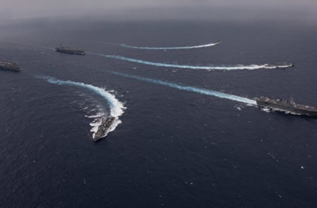雷根號航母打擊群（Ronald Reagan Carrier Strike Group）、卡爾‧文森號航母打擊群（Carl Vinson Carrier Strike Group）、和日本海上自衛隊（JMSDF）於 11 月 4 日至 8 日在南海進行軍演。 圖 : 翻攝自 US Navy
