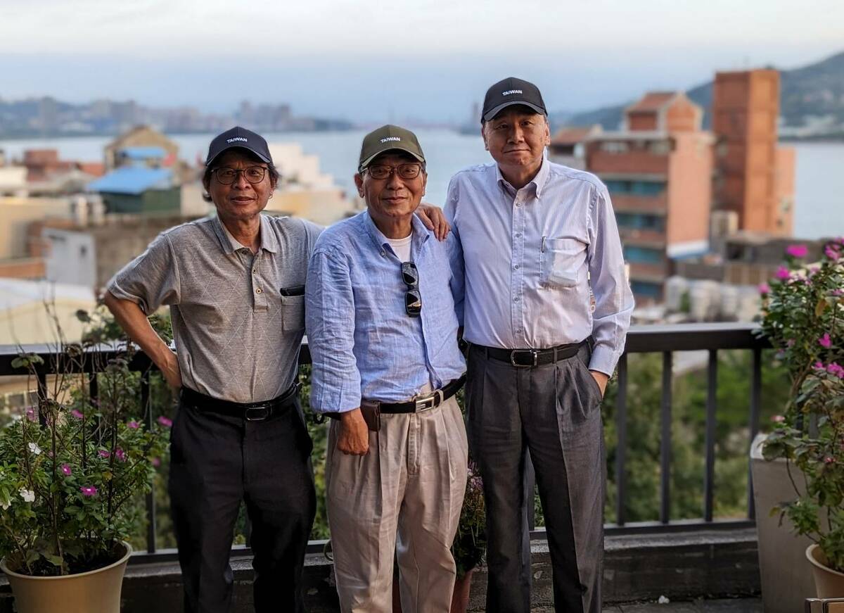 范疇前哨預策營官網昨天證實，作家范疇（中），於本月6日凌晨1點4分突因心血管病發，於家中安詳離世，享年68歲。 圖：黃吉川提供（資料照）。
