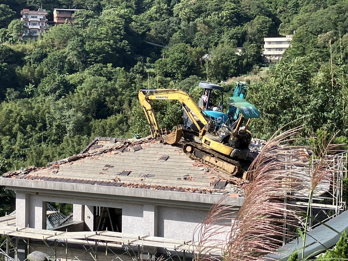 廖先翔家族位於汐止山坡地保育區的莊園今進行屋頂拆除作業。 圖：廖先翔/提供