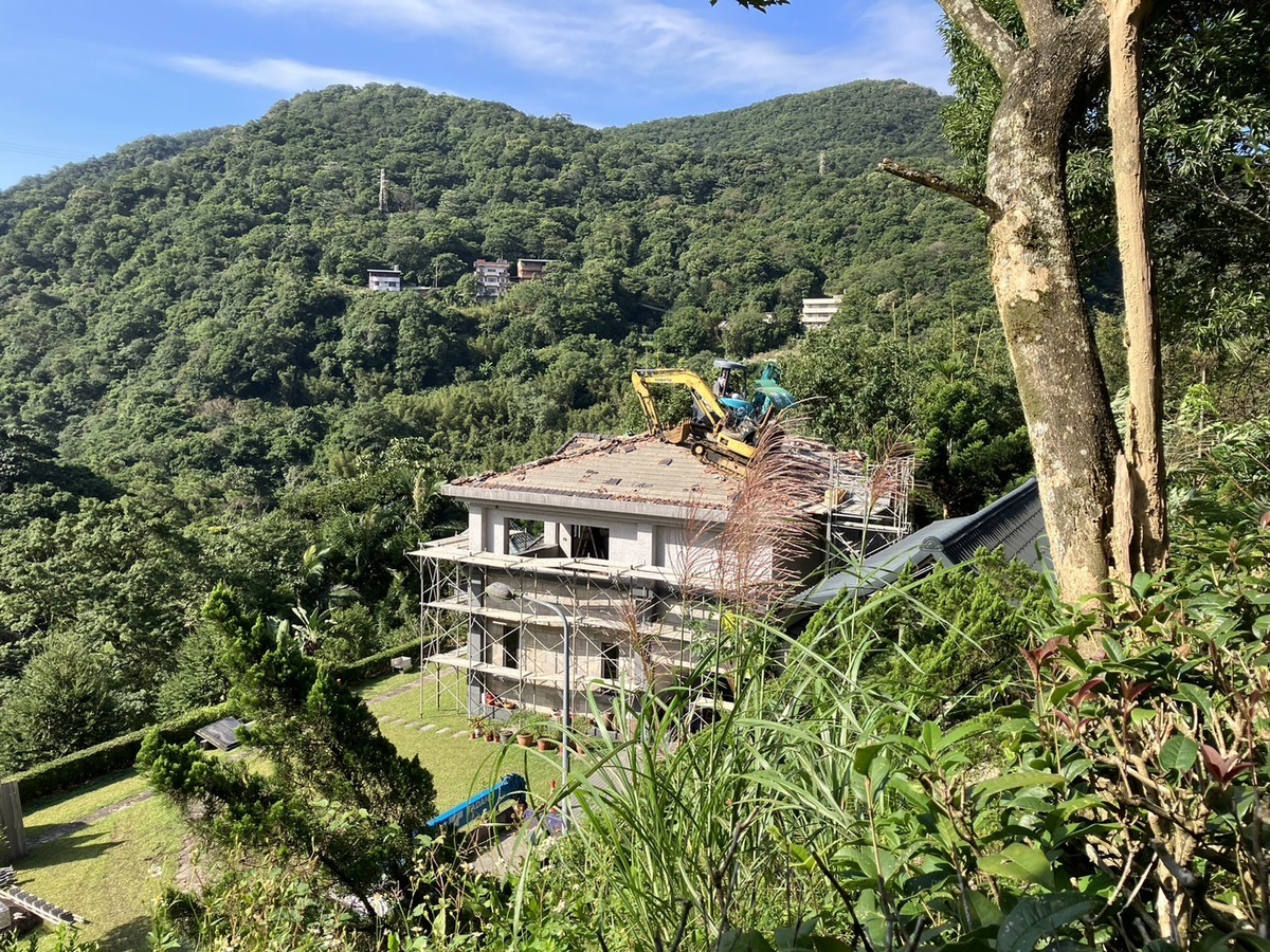廖先翔家族位於汐止山坡地保育區的莊園今進行屋頂拆除作業。 圖：廖先翔/提供