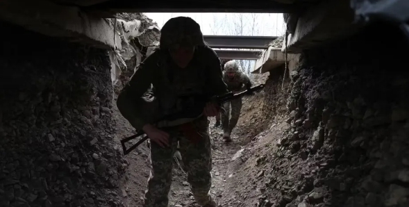 俄軍在阿夫迪夫卡戰場上挖地道，用地下爆破和奇襲方式攻擊烏軍。 圖 : 翻攝自空天力量