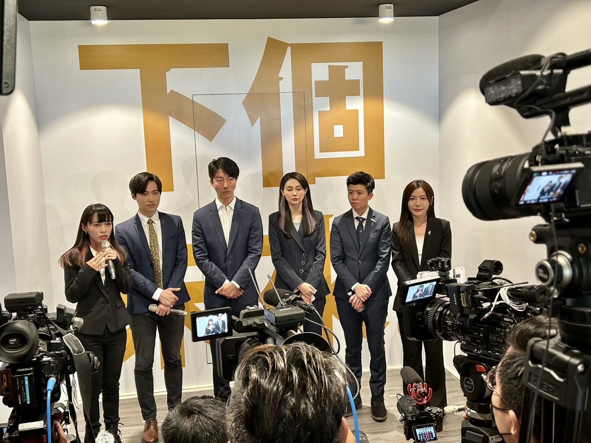 民進黨提名、合作的6名立委參選人吳沛憶、苗博雅、賴品妤、吳崢、曾玟學、黃捷組成「這個世代」連線，於總部合體。 圖／邱萬興攝