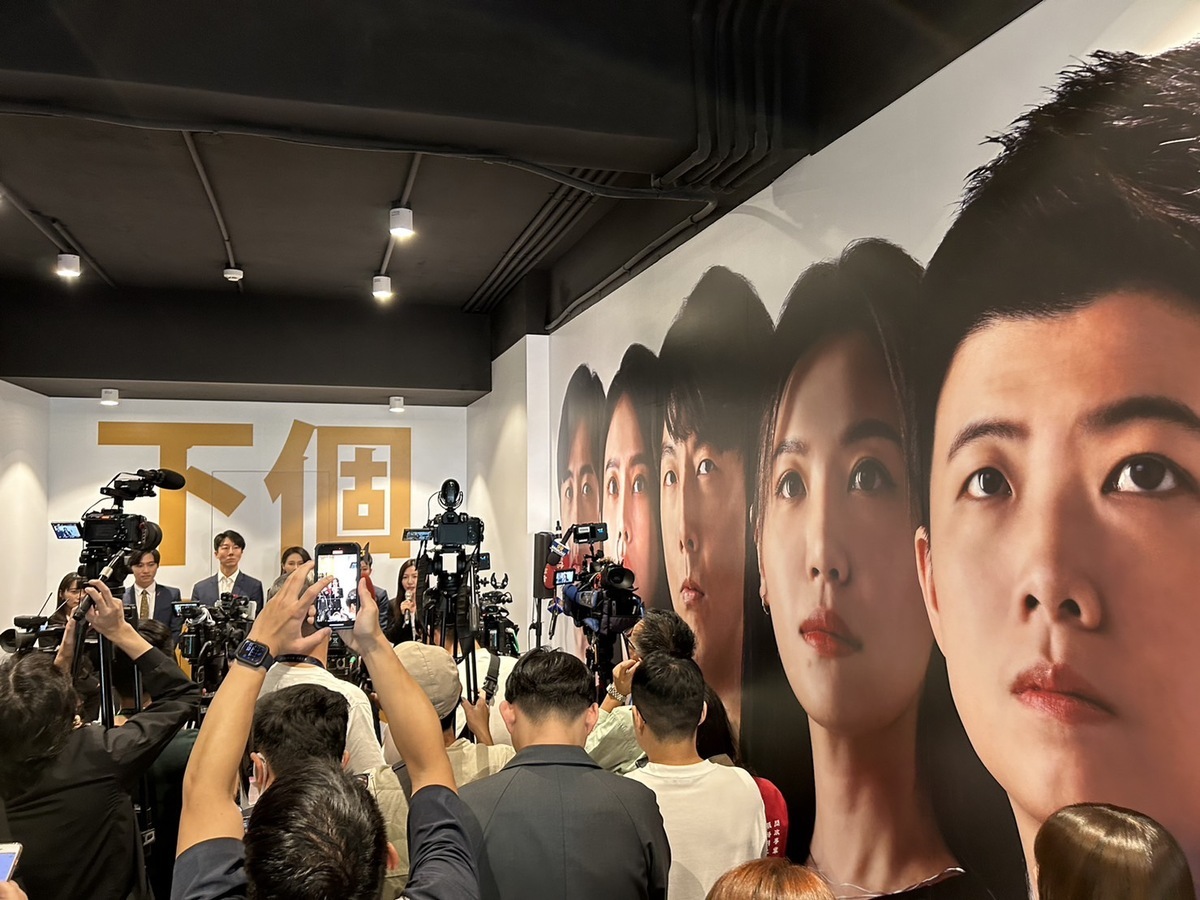 民進黨提名、合作的6名立委參選人吳沛憶、苗博雅、賴品妤、吳崢、曾玟學、黃捷組成「這個世代」連線，於總部合體。 圖／邱萬興攝