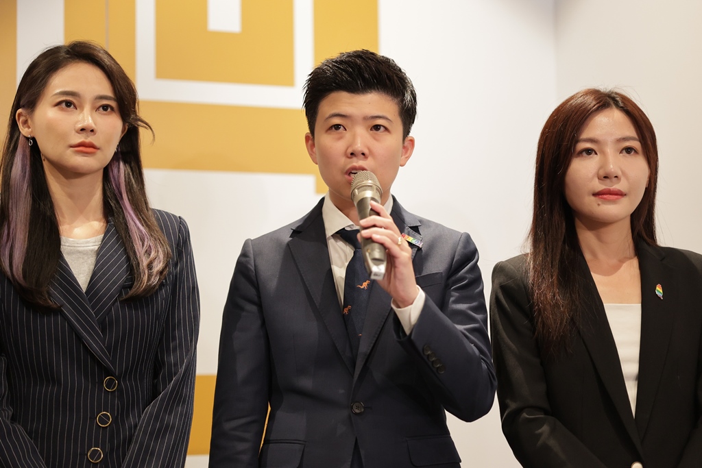 賴品妤（左起）、苗博雅(中)、吳沛憶(右)等人籌組「這個時代」連線。 圖／林昶佐辦公室提供