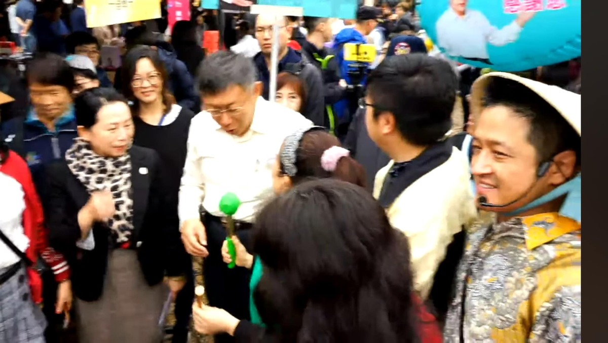 2019年北市「大江南北新住民園遊會」，時任市長的柯文哲與主辦單位台灣新住民發展協會理事長徐春鶯一同參觀園遊會攤位。 圖：翻攝吳欣岱＠台灣基進臉書