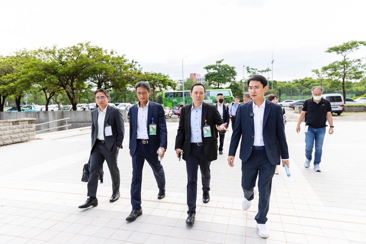 陳冠廷偕同思科、微軟業者參訪嘉義亞創研發中心。 圖：陳冠廷提供