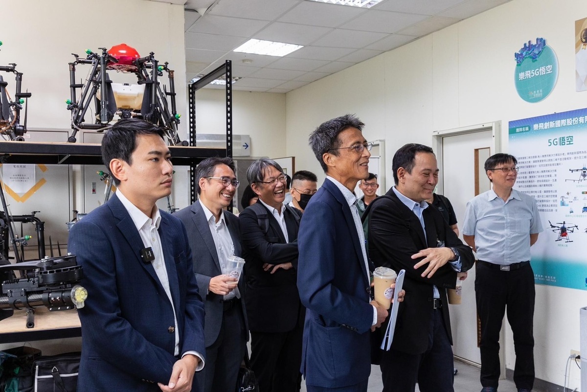 陳冠廷偕同思科、微軟業者參訪嘉義亞創研發中心。 圖：陳冠廷提供