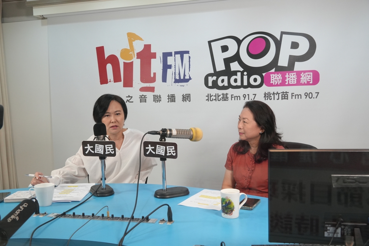 台灣新住民發展協會榮譽理事長徐春鶯接受廣播節目專訪。 圖：POP Radio廣播節目《POP大國民》製作單位 / 提供