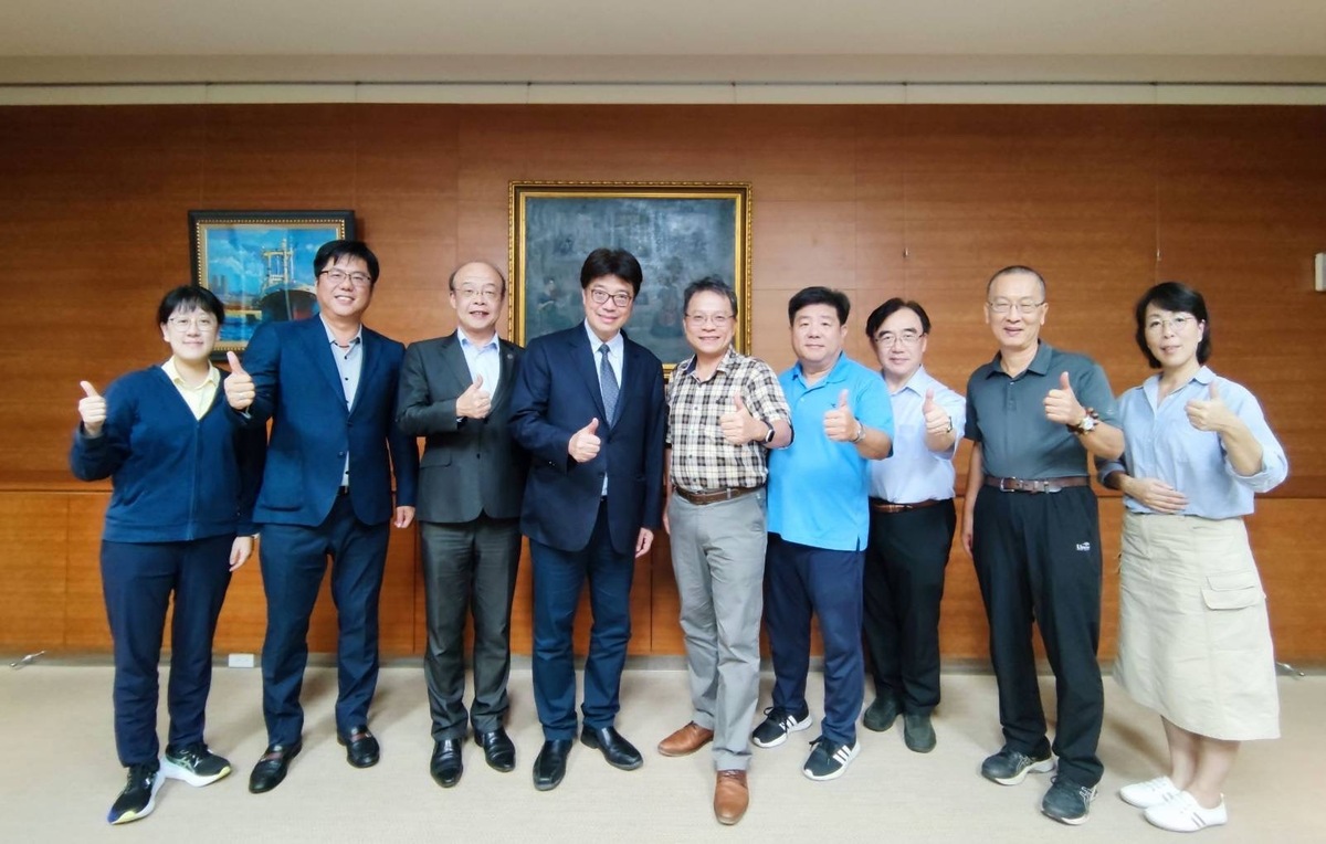 海基會秘書長邱垂正（左4）今（8）天拜會國立屏東大學校長陳永森（右5）。 圖：海基會提供