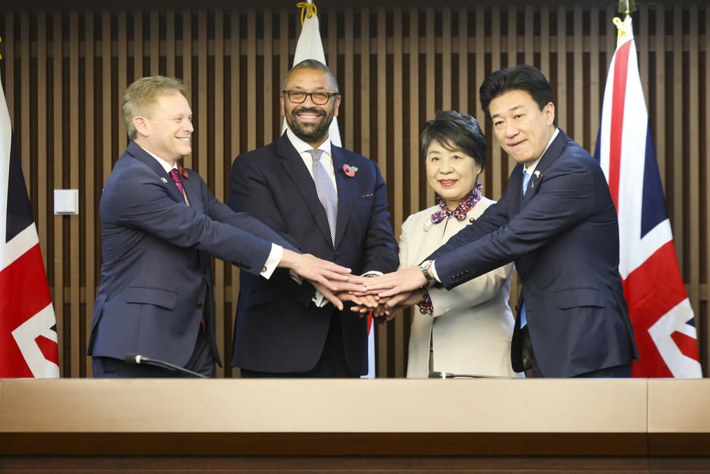 第5屆英日防長與外長2＋2對話7日在東京舉行，圖中由左至右依序為英國防相夏普斯、外相柯維立，日本外務大臣上川陽子、防衛大臣木原稔。 圖：中央社／英國政府提供