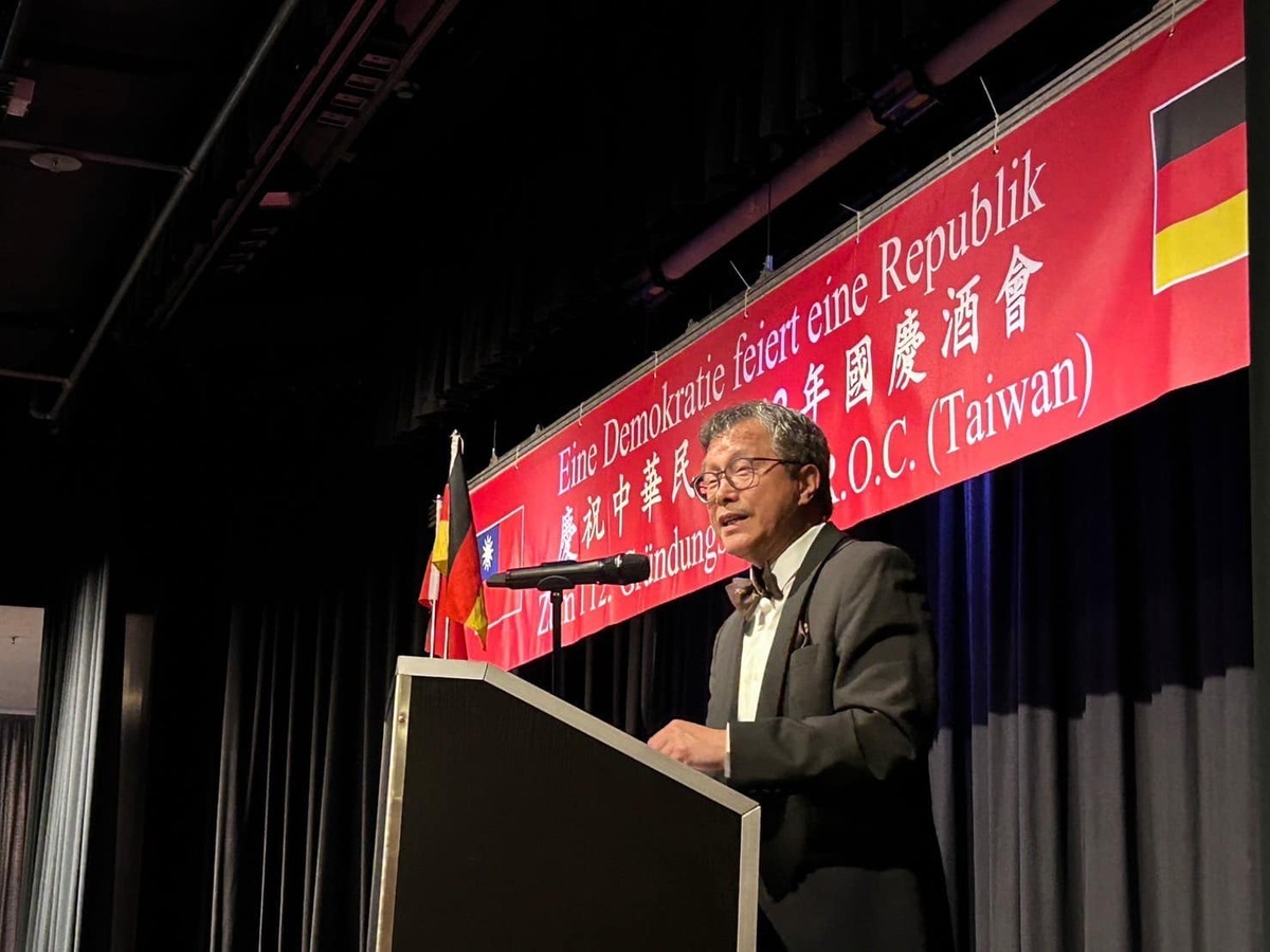 駐德代表謝志偉認為，中華民國要擺脫中共的魔掌，唯有和自由民主的台灣緊緊靠在一起．或稱之中華民國台灣，才有存活的機會。 圖：翻攝自駐德代表處臉書