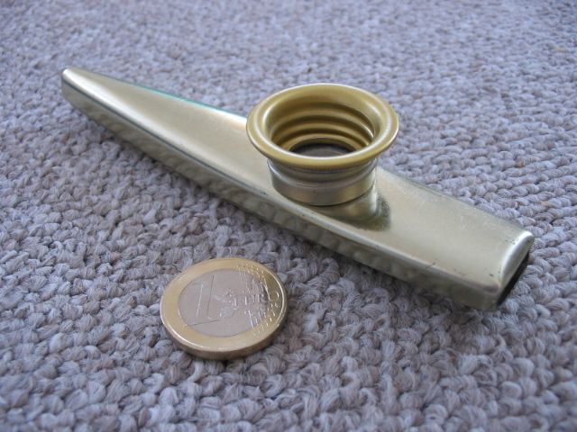 北捷澄清當日持有的物品為樂器卡祖笛。 圖：取自維基百科（CC BY-SA 3.0／Martin Röll）