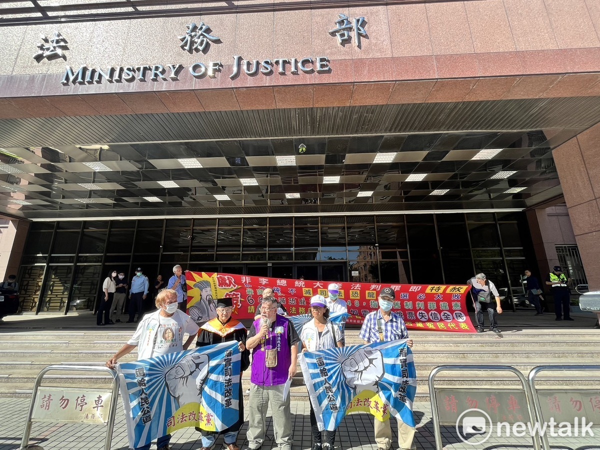 司法改革黨主席張靜今(9)日於法務部前抗議司法不公聲援郭倍宏。 圖：金大鈞/攝