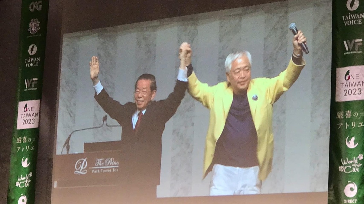 日本國際學者藤井嚴喜（右）以「2024到2028年的惡夢劇本」為題，他提出對這次台灣選舉的看法。明年的立委選舉，透過國民黨與民眾黨的合作，可能會讓民進黨無法過半，如果被親中派拿下政權，將是很可怕的事。 圖：取自謝長廷臉書粉專。