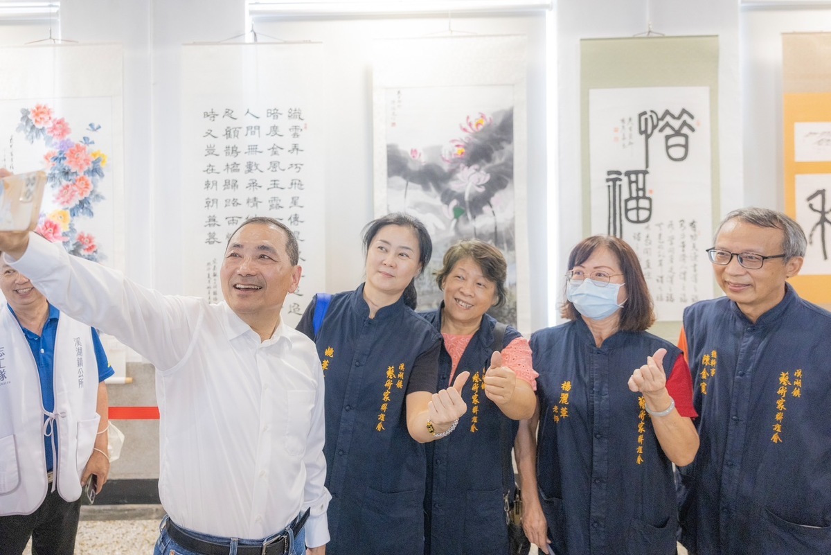 侯友宜參訪溪湖藝文館。 圖：侯友宜競辦/提供