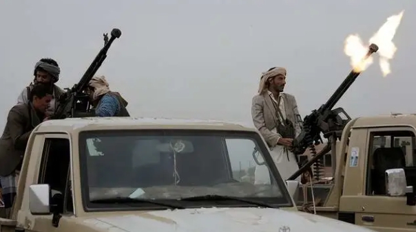 葉門胡塞武裝組織進行對空射擊。 圖 : 翻攝自君劍