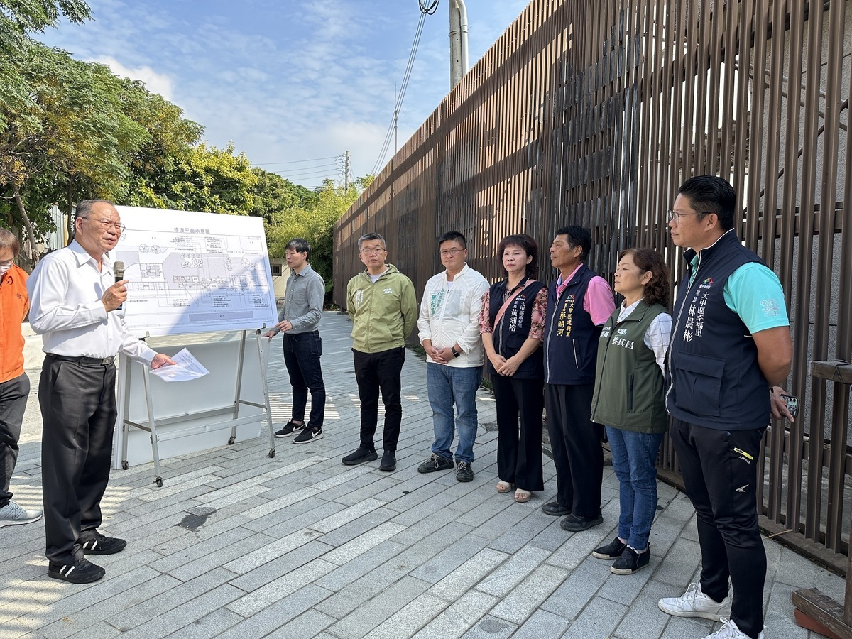 立法院副院長蔡其昌邀集相關單位會勘，爭取日南車站納入交通部觀光前瞻建設計畫補助5700萬經費，展開「日南車站主體建物修護」工程。 蔡其昌辦公室/提供