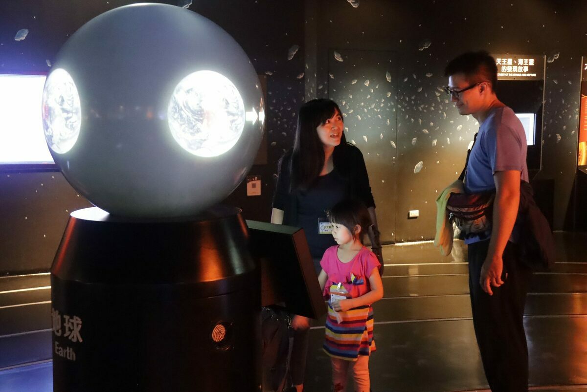 台北市立天文館11月舉辦天文館親子營並以「月亮」為主題，18、19、25及26日四個周末各舉辦一梯次。 圖：翻攝自台北市立天文館官網