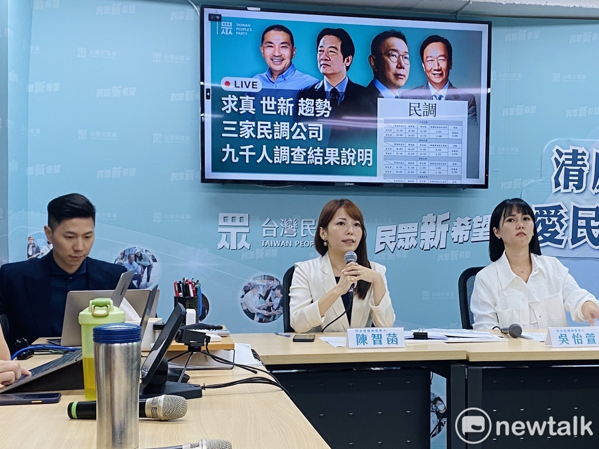 民眾黨發言人李頂立（左起）、柯文哲競選辦公室發言人陳智菡、吳怡萱。 圖：周煊惠 / 攝